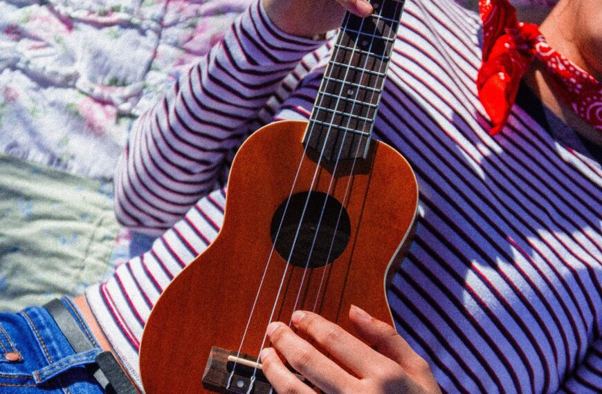 Bilde av en person som holder en ukulele